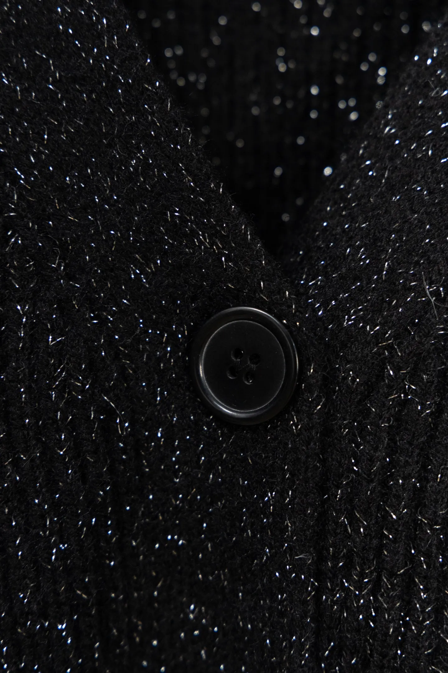 💰300 Saint Laurent is 2026 new autumn and winter black glitter V-neck knitted cardigan 1. Style: loose-fitting V-neck cardigan with single-breasted design, brand woven logo on the collar, and golden YSL classic embroidery logo on the left chest. 2. Material: The knitted fabric is mixed with glitter elements, which presents a delicate luster under the light. The black base and fine glitter effect enhance the texture and fashion. 3. Style: The overall style is simple and dark, and the glitter and metal logo add a sense of sophistication. It has both casual and light luxury attributes. It can be worn alone or layered. Size: SML Color: Black